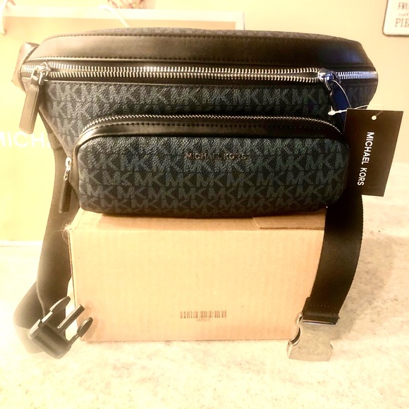 Micheal Kors Large Fanny Pack - Picture 3 of 10